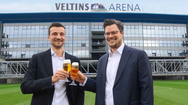 Veltins und FC Schalke 04 verlängern Namensrechtevertrag für die Veltins-Arena bis 2036 - Matthias Tillmann (l.), Vorstandsvorsitzender des FC Schalke 04, und Fabian Veltins (r.), Geschäftsführer Marketing der Brauerei C. & A. Veltins, stoßen auf die vorzeitige Verlängerung des Namensrechtevertrags der Veltins-Arena an - Quelle: FC Gelsenkirchen-Schalke 04 e. V.